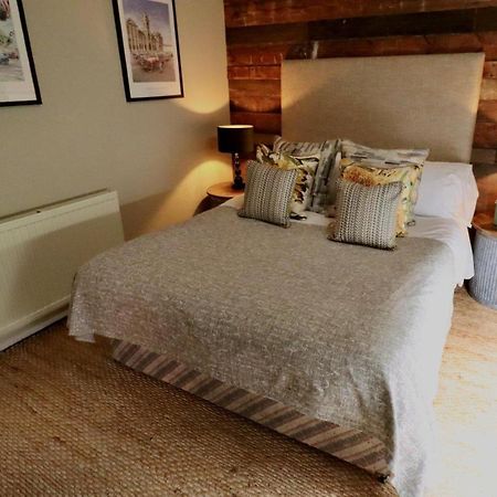 The Cholmondeley Arms Hotel Wrenbury ภายนอก รูปภาพ