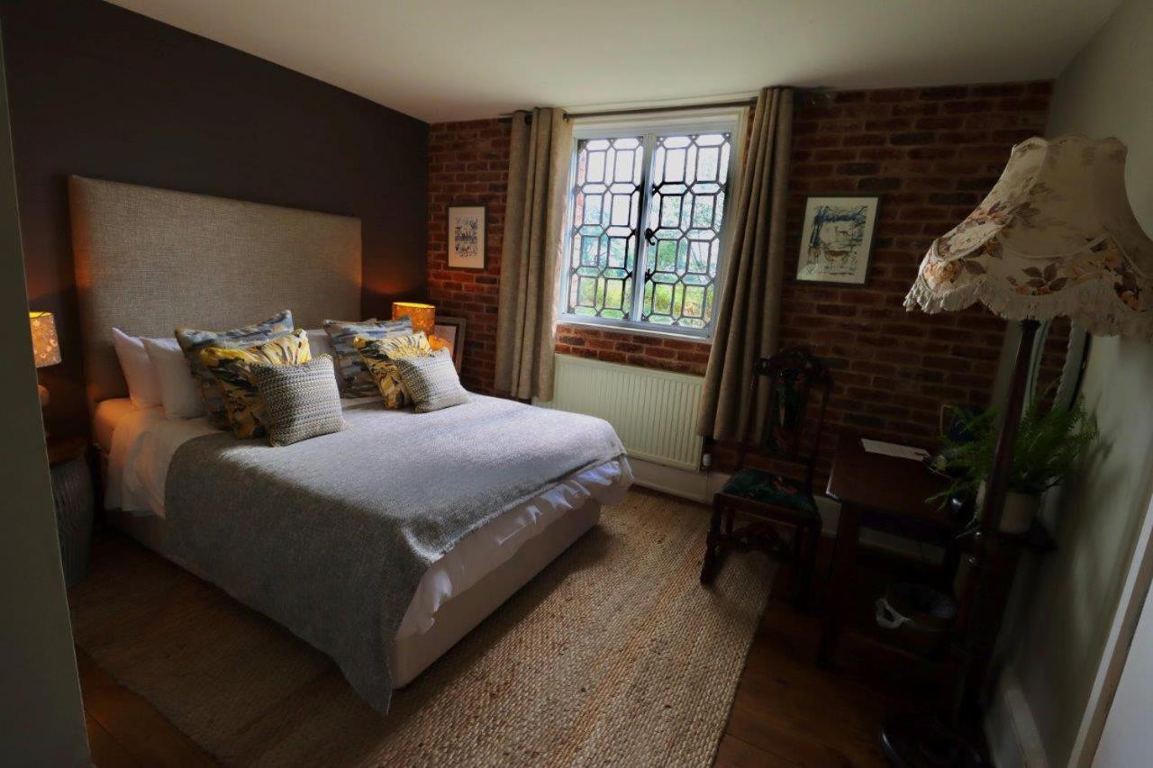 The Cholmondeley Arms Hotel Wrenbury ภายนอก รูปภาพ