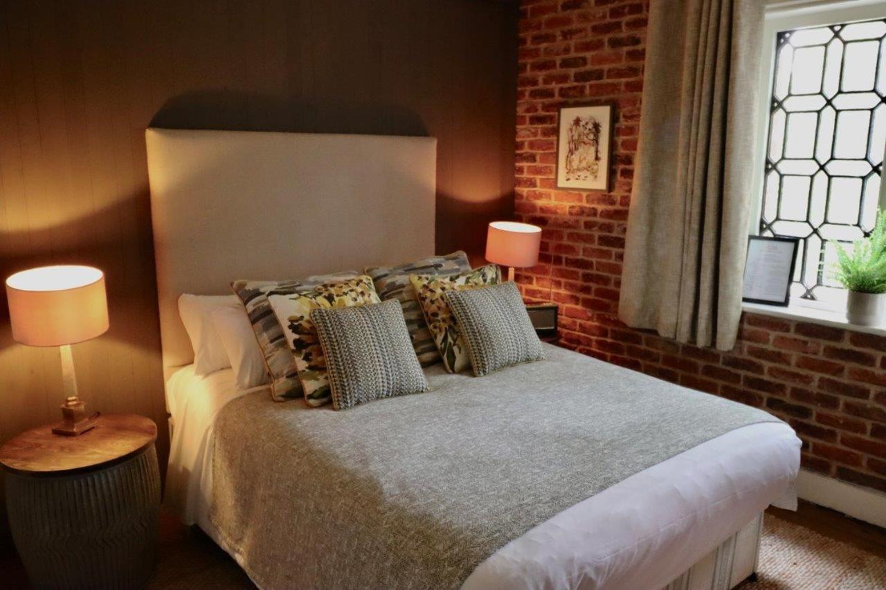 The Cholmondeley Arms Hotel Wrenbury ภายนอก รูปภาพ