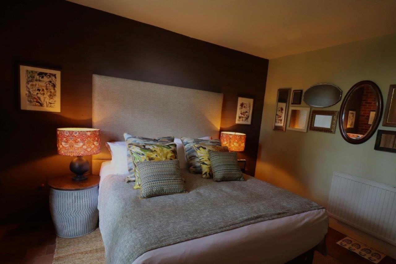 The Cholmondeley Arms Hotel Wrenbury ภายนอก รูปภาพ