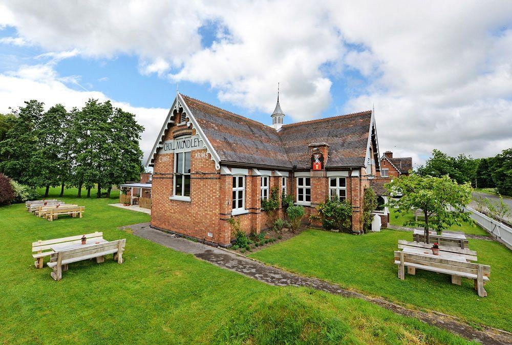 The Cholmondeley Arms Hotel Wrenbury ภายนอก รูปภาพ